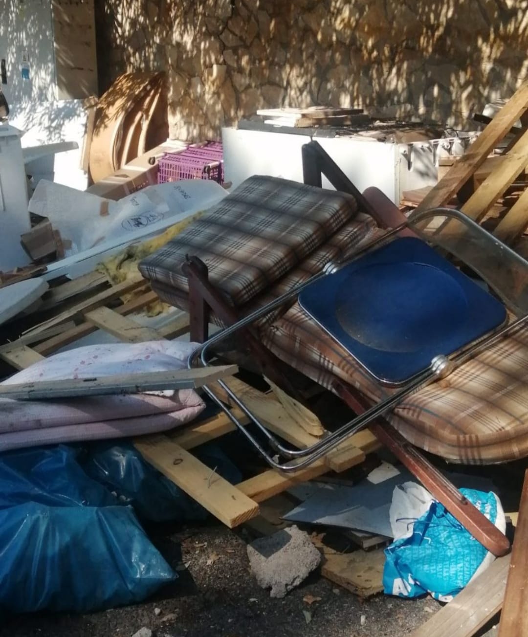 Rifiuti accatastati in largo Sperlonga, la denuncia dell'Italia dei Diritti 